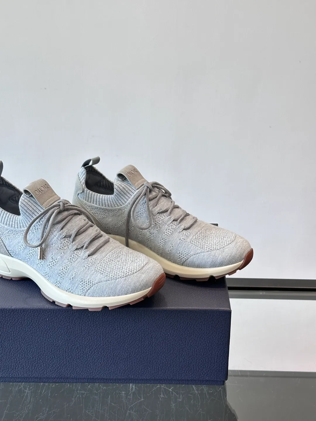 Men's Men's Shoes 💰p440 "Dior" B80 sneakers are a new product of Dior men's series, focusing on comfort and fashion. The upper is made of breathable mesh + fabric splicing, which is lightweight and fits the shape of the foot, making it super comfortable for daily wear. The sole is made of rubber, which has great grip and wear resistance, and is suitable for commuting or light sports. The overall style is simple, the gray tone is versatile, and the shoelaces are adjustable for a more stable fit. Designed by Kim Jones, it is both practical and trendy. It is one of the new hot items in early spring①. size: 39-45 (38.46 customized)